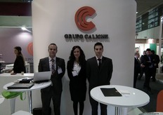 Sergio, Olga e Iván Martínez, en el stand del Grupo Caliche,de Murcia, promocionando sus servicios de logística y transporte.