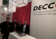Equipo directivo internacional de DECCO en su stand, promocionando sus ceras de recubrimiento de frutas entre muchos otros productos.