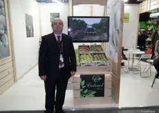 Pedro Ramoneda, gerente de Caberol Fruits, promocionando las peras y manzanas de Lleida.