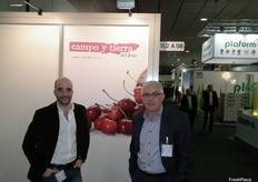 Jorge Calero, Comercial de Campo y Tierra del Jerte, y Domingo Fraile, presidente de la empresa de Cáceres, Extremadura, promocionando la futura campaña de cerezas y a punto de empezar con la campaña de espárragos Bio.