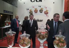 "José María Andújar (en el centro)promocionando la campaña "Póker de Reyes" y los tomate Cherry y Cocktail en el siempre transitado stand de CASI, principal productor y eportador de tomates de Europa."