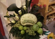 Magnificasn figuras esculpidas en un melón Piel de Sapo expuesto en el stand de Procomel S.L. El Abuelo de los melones, empresa murciana productora y exportadora de melones