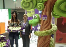 Lourdes Salazar (derecha, Directora Comercial del Consell Regulador Dop Pera de Lleida- Edenia, junto a la modelo que ofrece las peras Conferencia. La serpiente posee escamas auténticas hechas de pera Conferencia.