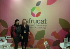 Elisenda Casals y Montserrat Corderoure en el stand de Afrucat, asociación representante de los productores y exportadores de fruta de Cataluña.