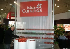 Stand de Las Islas Canarias ofreciendo sus tomates y pepinos, una tentación irresistible para muchos de los visitantes como el que aparece en la foto.