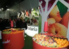 Gran stand de la empresa Frutaria, de Zaragoza, promocionando su fruta de hueso, fruta de árbol y cítricos.