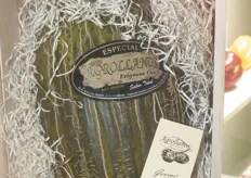 Melón Piel de Sapo envasado en su caja especial con viruta, en el stand de SAT Agrollanos