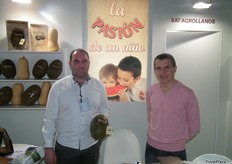 Raúl Arroyo mostrando el melón piel de sapo con la etiqueta de Agrollanos en su stand.