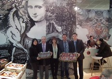 De izquierda a derecha: Natascia Spartani, Responsable de Calidad de Hispalco; José Beltrán, Gerente de Hispalco, Ana Beltrán, adjunta a Gerencia; Arjar van Hooff y Willem van Rooij, del Departamento Comercial de Hispalco, promocionando la recién empezada campaña de fresas.