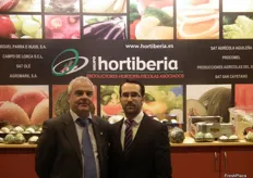 Max Bach, a la izquierda, responsable comercial del Grupo Hortiberia, en plena campaña de brócoli y coliflor de la provincia de Murcia.