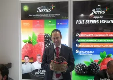 Daniel Velo, mostrando la cesta de berries de Huelva en el stand de Plus Berries.