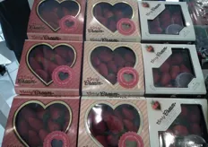Plus Berries ha preparado una campaña especial para el día de los enamorados, con unas cajitas diseñadas para la ocasión con fresas en su interior, disponibles con crema de chocolate con leche y chocolate blanco.