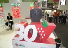Rafael Domínguez Guillén, gerente de Freshuelva, celebrando el 30 aniversario de la Asociación Onubense.