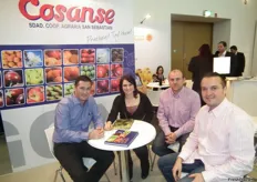 Equipo directivo de Cosane, con Sergio Alonso a la izquierda y la cliente italiana Maria Angela. Esta sociedad cooperativa situada en Zaragoza está especializada en la fruta de hueso.