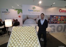 Alberto Pérez, de Fuencampo, en Zaragoza, promocionando las cebollas blancas.