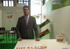 Francisco Javier Rubio, Director de Exportación de la empresa extremeña NJouyfrut, promocionando la fruta de hueso de la región.