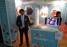 Kiko Torres, gerente de Exquisite Fruits en su stand, promocionando las frutas y verduras de Valencia.