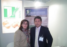 Patricia Martínez y Miguel Escribano en stand de TJ Argicultura, promocionando las cebollas amarillas de Cuenca.
