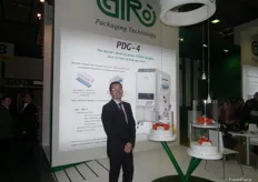 Salvador Solà, Director de Exportación y Negocios del Grupo Giró. En el fondo puede apreciarse la máquina de pesado y envasado PDG-4.