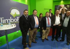 Víctor Rodriguez y los hermanos Sergio J. y Miguel Ángel Jiménez, en su stand de JimboFresh, junto con unos clientes.