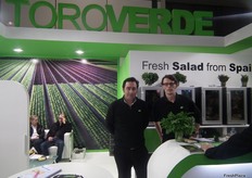 Lorenzo Fernández, Director de Ventas de TOROVERDE, presentando sus variedades de lechuga y hierbas cultivadas en Murcia.