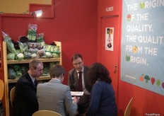 Stand de Alimer con Jesús Abenza, Director Comercial, reunido con unos clientes.