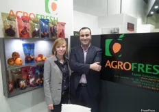 Elena Rest y Hatim Oulkadi, de Agrofresh, promocionando la campaña de cítricos y la novedad para Fruit Logística, verduras cortadas en formas divertidas.