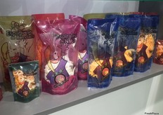 La verdura viene cortada y envasada en envases divertidos para promover el consumo sano entre los niños. Su marca comercial es GreenGrocer.