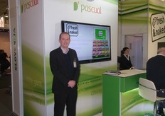 Adam Hill, en su stand de Pascual Marketing S.L, ubicada en el pabellón 8.2. La empresa ofrece toda clase de lechugas y ensaladas envasadas con marcas como Pascual Prestige y Love Fresh.