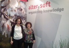 Marina Aquilera (izquierda), Responsable Comercial de Alter Software, de Lleida, empresa dedicada al desarrollo de software integral de software, automatización industrial, aplicaciones web y comercio electrónico.