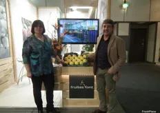Marisa Vila y Xavier Font, gerente de Fruites Font, en la sección de Catalunya.