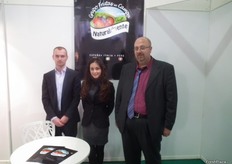 De izquierda a derecha: Yaroslav Sylka, comercial; Raquel Ezquerro, de contabilidad y Antonio Mazzullo, Director Comercial, en su stand de Grupo Frutas del Campo, que importa y exporta con su marca Naturalmente.