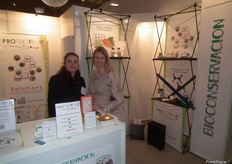 Petra Van Poelje(izquierda)Coordinadora de Marketing de Bioconservación, y Milena Larionova, especialista en Distribución Poscosecha de Protekfruit, una división de la empresa de Barcelona Bioconservación.