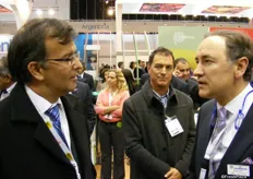 El ministro José Luis Silva Martinot hablando con el gerente de Eurobanan.
