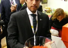 César Talavera, de la embajada de Perú en Los Países Bajos, mostrando uno de los nuevos productos Peruanos presentado en la Feria.