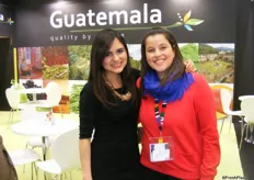 Mónica Figueroa, derecha, representante de Agexport, Guatemala, organizadora del pabellón de Guatemala.