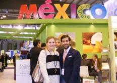 Ana Laura Barrio Garza, coordinadora de Promoción con México Calidad Suprema, con Fernando Fernández Quintanilla, director de Promoción de MCS.