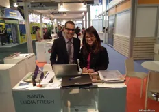 Jose Guillermo Coraccioli, miembro de la embajada de Honduras en Alemania, y Lilliana Sanchez Iglesias, de FIDE, promoviendo las empresas hondureñas en Fruit Logistica.