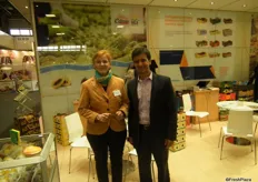 Susanne Raiss, de HLB Tropical y Tulio Caliman, de Caliman. HLB promueve las papayas de Caliman en Europa.