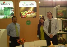 Alexandra Caro, German Achila y John Harman, de Natturale, distribuidores de frutas tropicales colombianas. Natturale resaltó su reciente acreditación Global GAP en Fruit Logistica.
