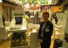 JolandaDahler, en el stand de Swiss Tropical, en el pabellón de Costa Rica. Swiss Tropical se especializa en la promoción de piñas de Costa Rica..