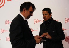 Por un rato vimos Jaima Cuadra regalando un disco al ministro