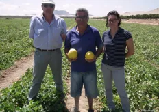 Julio, ingeniero técnico agrónomo de Clause Spain; Jesús Martínez, productor de Agroavileses y Noelia Valcárcel, técnico de promoción y desarrollo de Clause Spain.