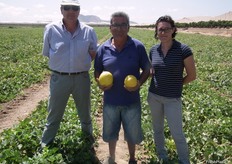 Julio, ingeniero técnico agrónomo de Clause Spain; Jesús Martínez, productor de Agroavileses y Noelia Valcárcel, técnico de promoción y desarrollo de Clause Spain.