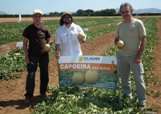 De izquierda a derecha: Ronan Le Delliou, Melon Product Manager de H.M.Clause, Vinicius Gomes Saraiva, Business Development Manager en Brasil; e Hilario, de H.M.Clause Spain. Muestran con satisfacción la nueva variedad comercial de melón Galia, CAPOEIRA.