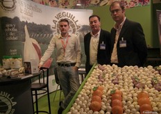 Stand de la Veguilla con Ángel García Rodríguez, David Arocan y José Antonio Petse, promocionando sus ajos y cebollas.