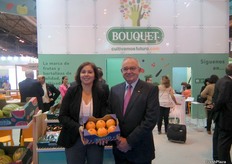 Carlota Pardo, responsable de Comunicación de Anecoop y Juan Vicente Safont, preseidente de Anecoop, promocionando su kaki Persimon® con la marca Bouquet. Además de los productos hortícolas y frutas como los cítricos, el kaki Persimon® va a tener mucho protagonismo, una fruta que ya es una de las favoritas de los españoles durante el otoño.