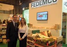 Roberto García, Responsable de Márketing y Comunicación de FEDEMCO, exponiendo sus envases de madera para frutas en todos los tamaños.