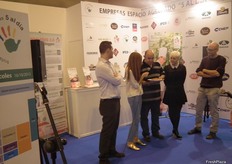 Presentación de Love My Salad eb el stand de 5 al día.