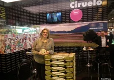 Cristina Gutiérrez, Responsable de márketing de El Ciruelo, exponiendo su envase en forma de reloj para las uvas de Nochevieja, con la marca ¡¡frut@express!!